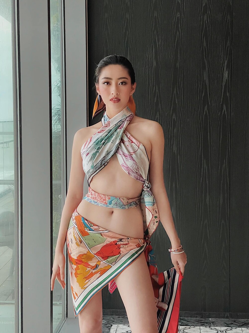 Hoa hậu Lương Thùy Linh lấy khăn lụa quấn làm váy cắt xẻ đầy táo bạo khoe body cực phẩm Ảnh 1