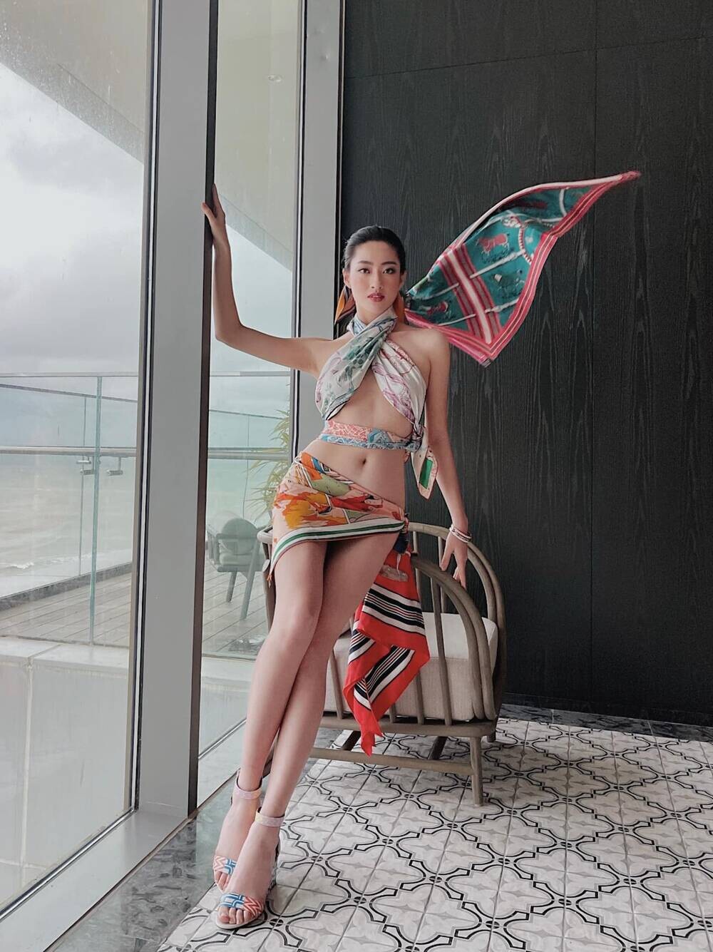 Hoa hậu Lương Thùy Linh lấy khăn lụa quấn làm váy cắt xẻ đầy táo bạo khoe body cực phẩm Ảnh 3