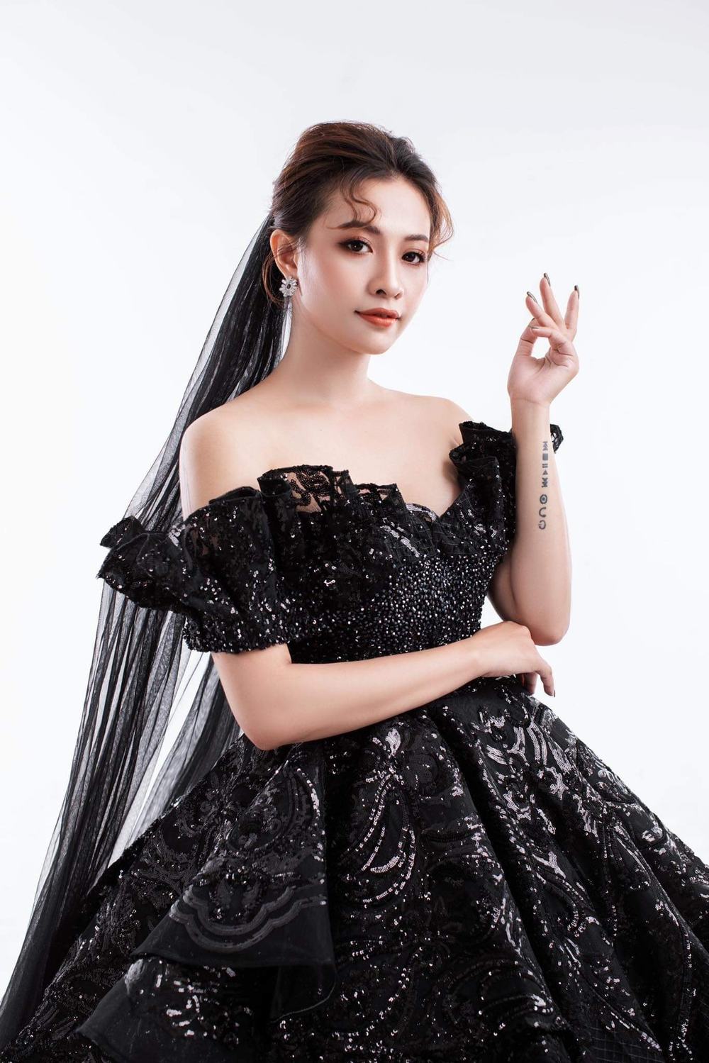 Cựu thành viên HKT thông báo kết hôn nhưng trang phục cô dâu mới là điều đặc biệt