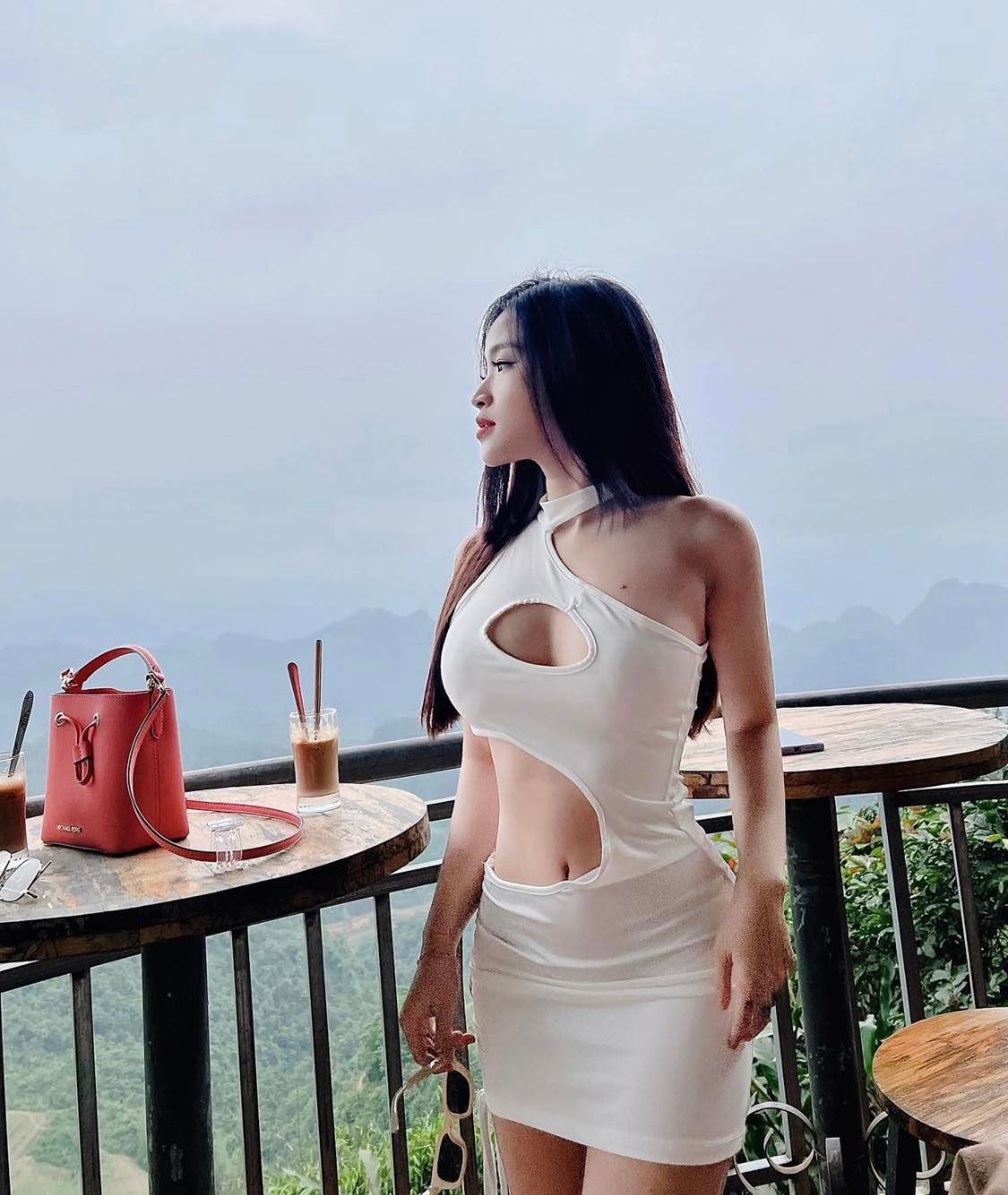 Nữ sinh Đồng Nai sở hữu 3 vòng cực bốc lại còn diện váy khoét eo siêu hot