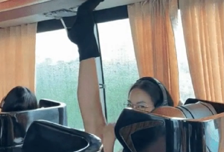 Tranh cãi hành động gác chân lên trần xe buýt của thí sinh Hoa hậu Hoàn vũ có đáng bị mất điểm thanh lịch?