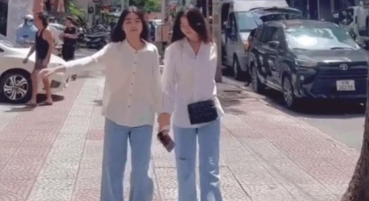 2 công chúa nhà Quyền Linh mặc đơn giản dạo phố vẫn hot rần rần