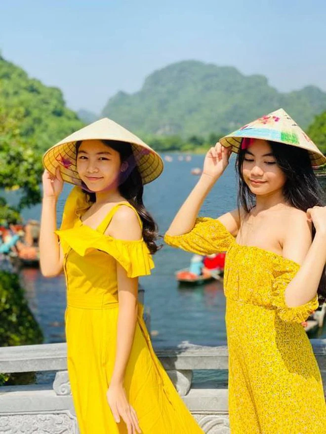 2 công chúa nhà Quyền Linh mặc đơn giản dạo phố vẫn hot rần rần