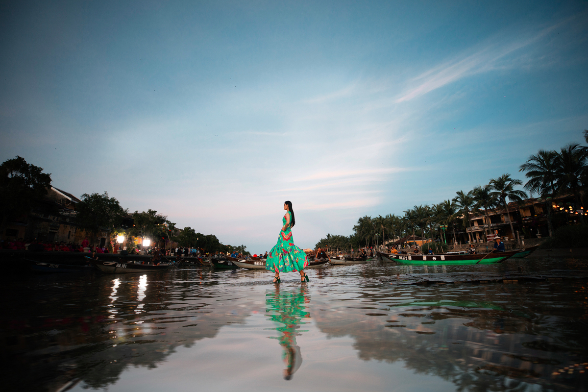 Đẳng cấp catwalk mới: Minh Tú cùng dàn mẫu sải bước trên sông Hoài
