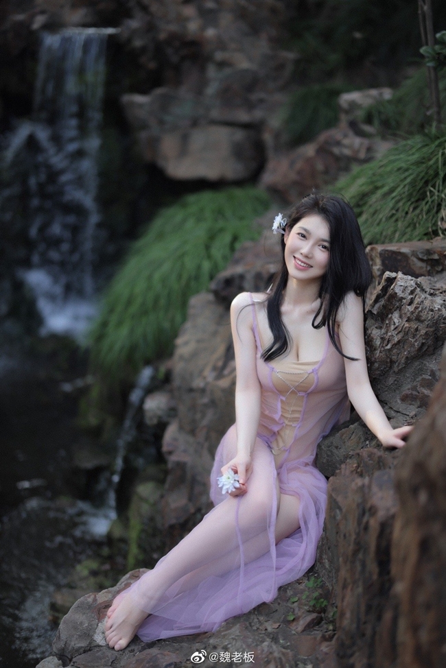 Cô gái Trung Quốc sở hữu làn da trắng phát sáng, được mệnh danh "nữ thần tắm suối"