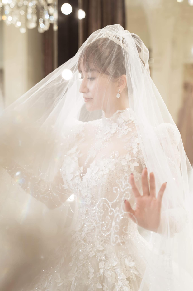 Phan Hiển đưa vợ đi thử váy cưới, cô dâu Khánh Thi xinh đẹp ngỡ ngàng