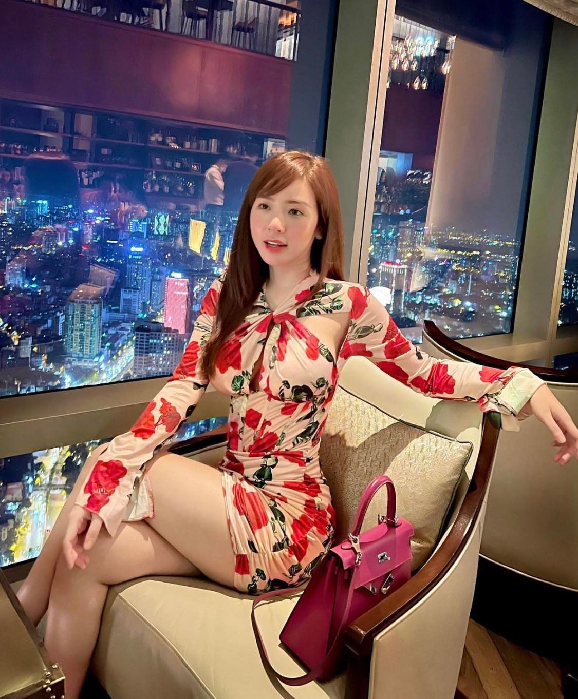 Gái Việt mặc váy bó "siêu sexy" được thanh niên Trung Quốc xin cưới