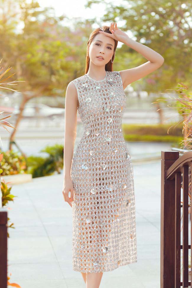 Jun Vũ diện váy lưới khoe đường cong hoàn hảo