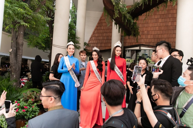 Fan đến đông nghẹt giữa trưa xem top 3 HHHV Việt Nam diễu hành
