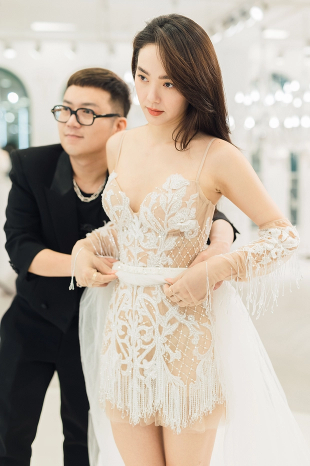Điểm đặc biệt của chiếc váy cưới mà Minh Hằng giấu tận phút chót