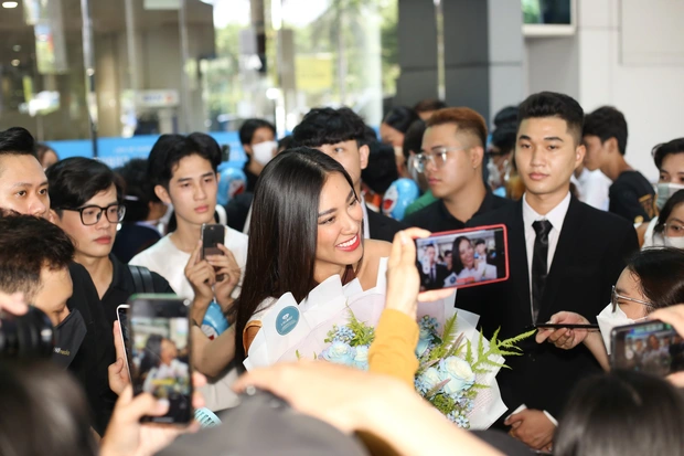 Kim Duyên được chào đón nồng nhiệt khi về nước sau thành tích Á hậu 2 Hoa hậu Siêu quốc gia 2022