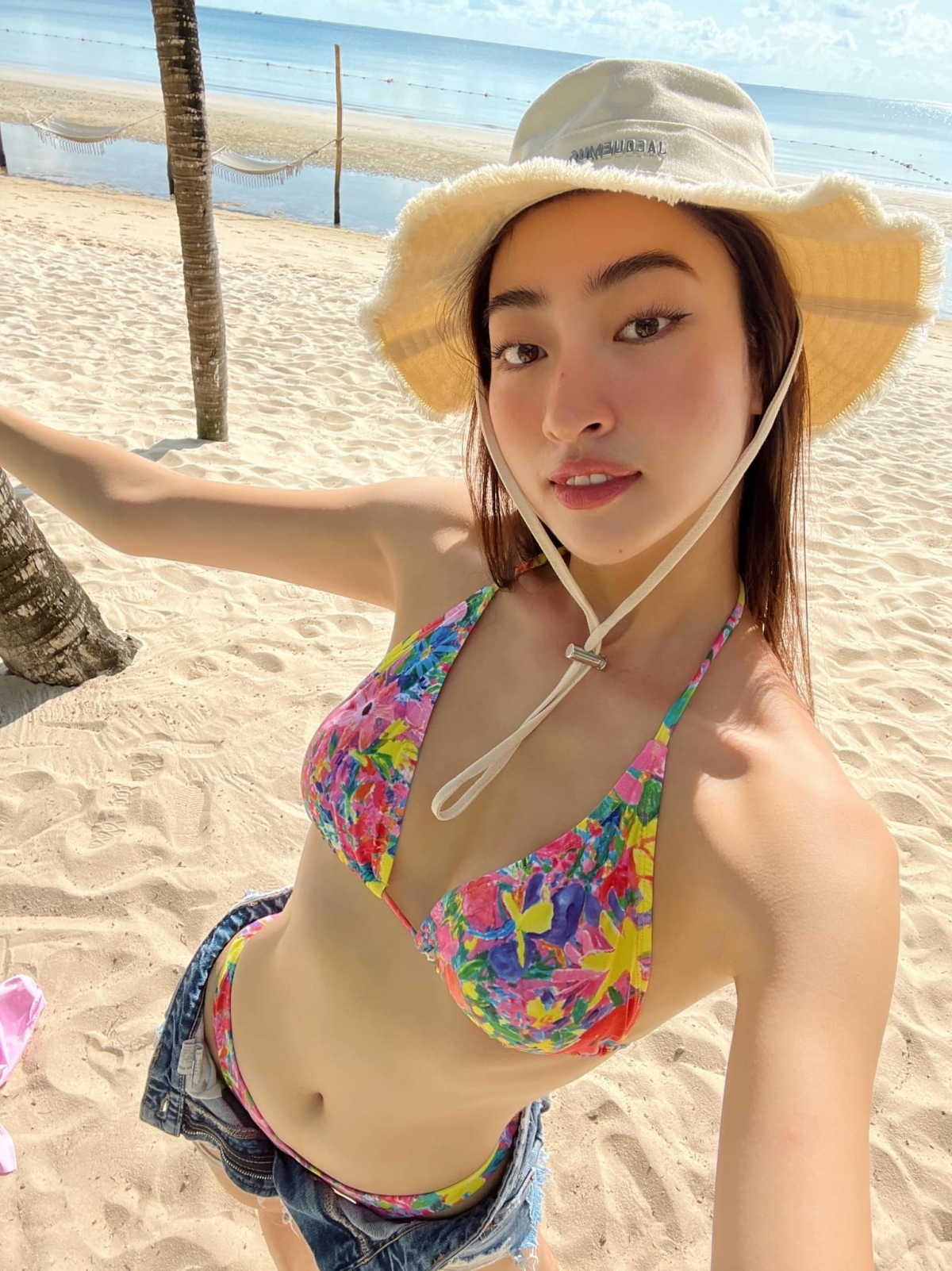 Lương Thuỳ Linh chăm diện bikini khoe dáng bên bờ biển