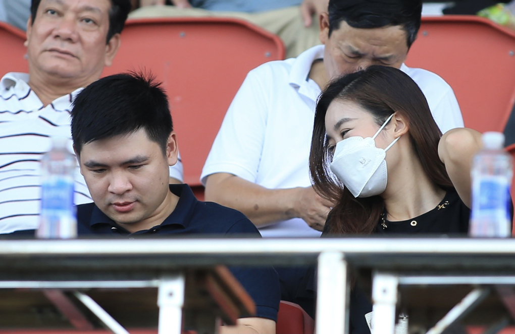 Hoa hậu Đỗ Mỹ Linh đi xem bóng đá cùng 