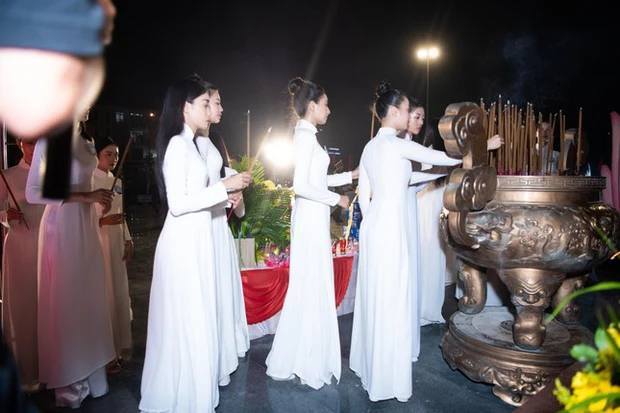 Diện áo dài nền nã, Top 38 Miss World Vietnam 2022 đi dâng hương tại Quy Nhơn