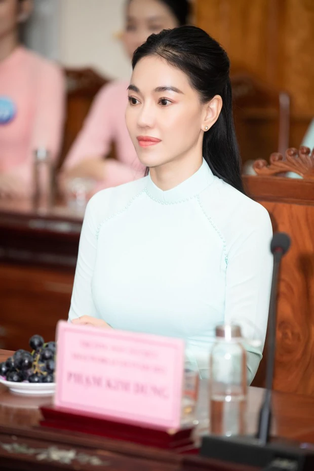 Diện áo dài nền nã, Top 38 Miss World Vietnam 2022 đi dâng hương tại Quy Nhơn