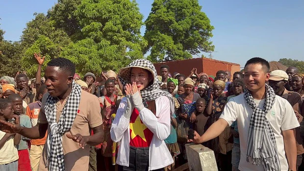 Thuỳ Tiên trổ tài dạy em bé Angola hát bài "Cháu Yêu Bà" bằng tiếng Việt gây sốt