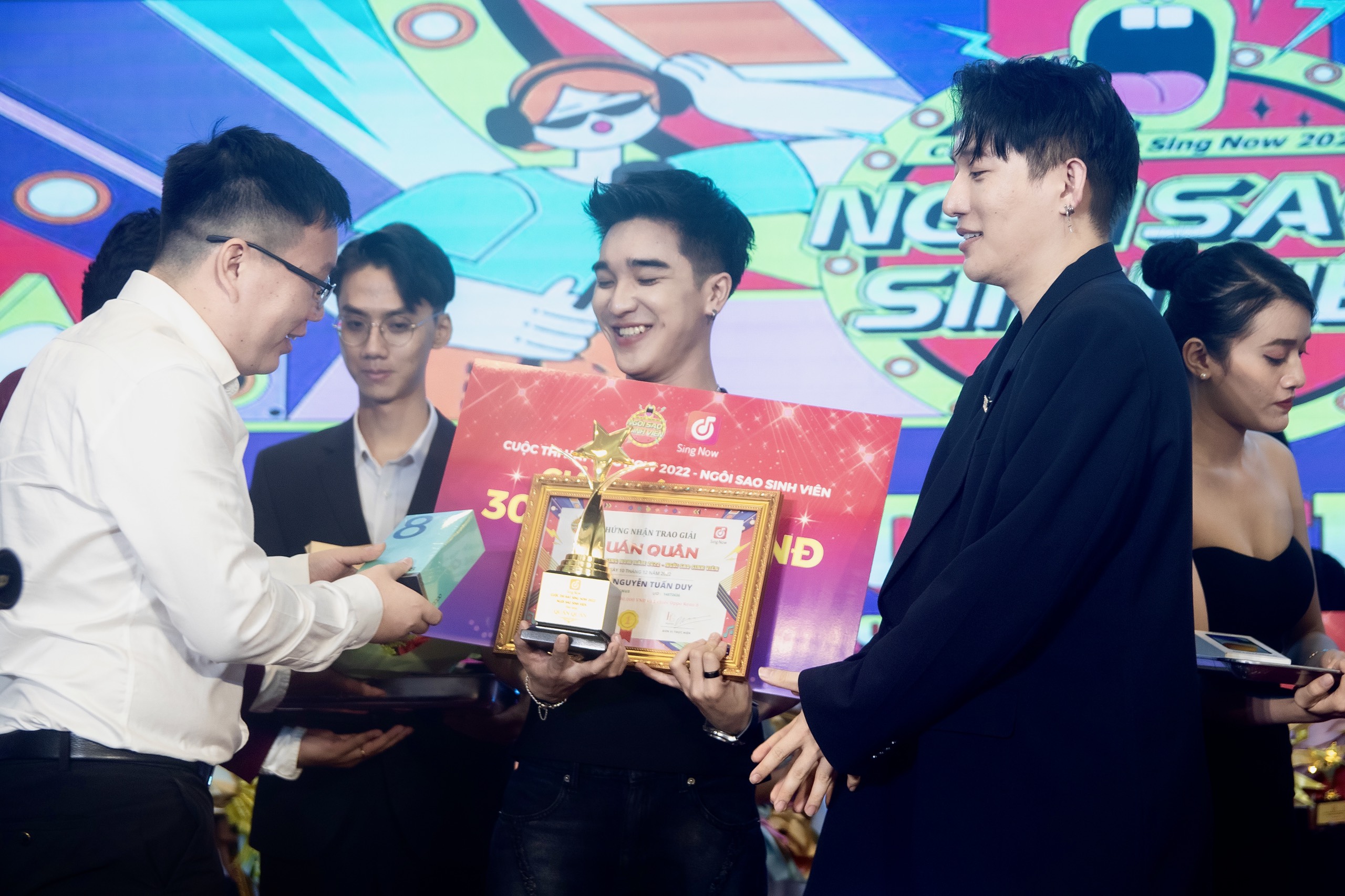 Ông Huang Wen Tao đại diện Sing Now và ca sĩ, nhạc sĩ Châu Đăng Khoa trao giải cho Quán quân Cuộc Thi Hát Sing Now 2022-Ngôi Sao Sinh Viên