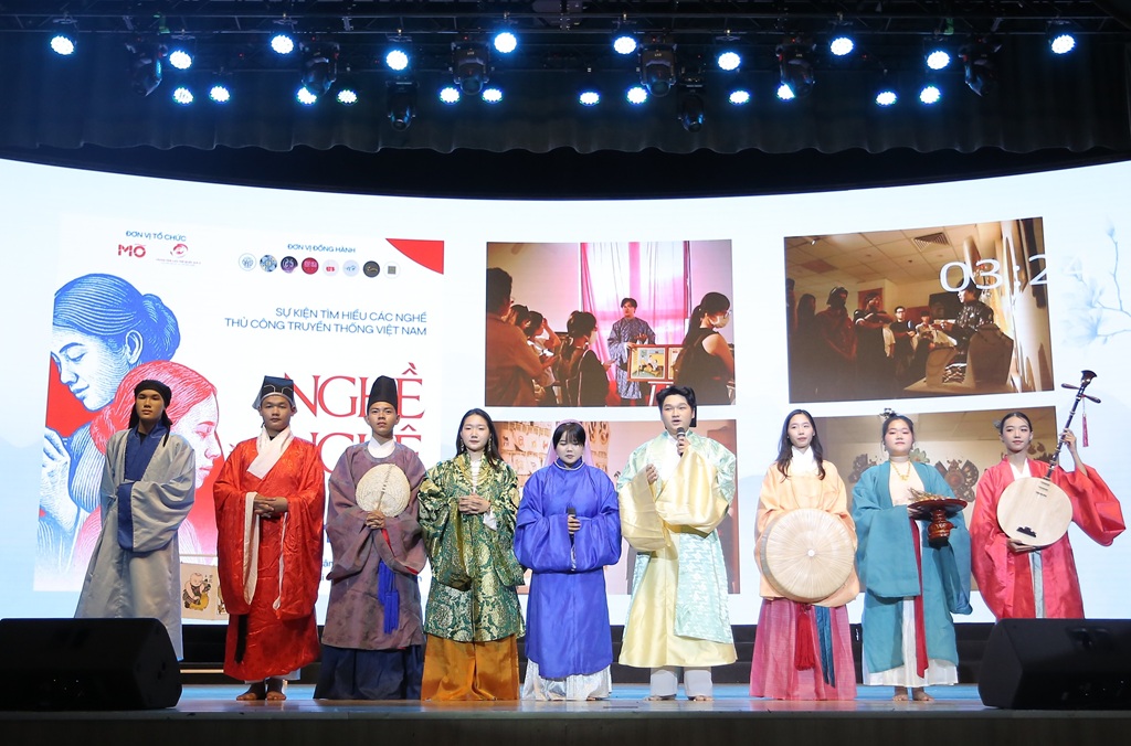 Nhóm sinh viên ĐH Văn Lang tái hiện vẻ đẹp trang phục thời Lê Trung Hưng qua Tạp chí “Gói mây trong áo”