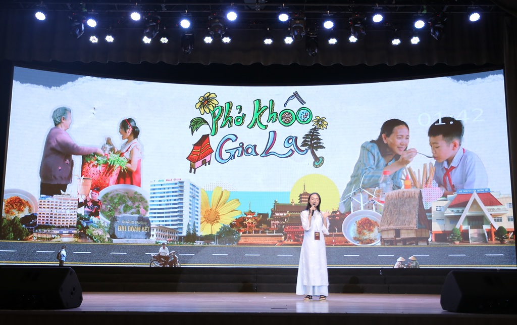 Video ca nhạc “Phở khô Gia Lai” của nhóm sinh viên ĐH Văn Lang và ĐH Hoa Sen đã thực sự “hớp hồn” các khán giả theo dõi đêm chung kết