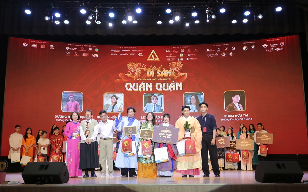 Tạp chí “Gói mây trong áo” của nhóm sinh viên ĐH Văn Lang đã vinh dự giành giải Quán quân tại đêm chung kết Heritage Brand Review Award mùa 2
