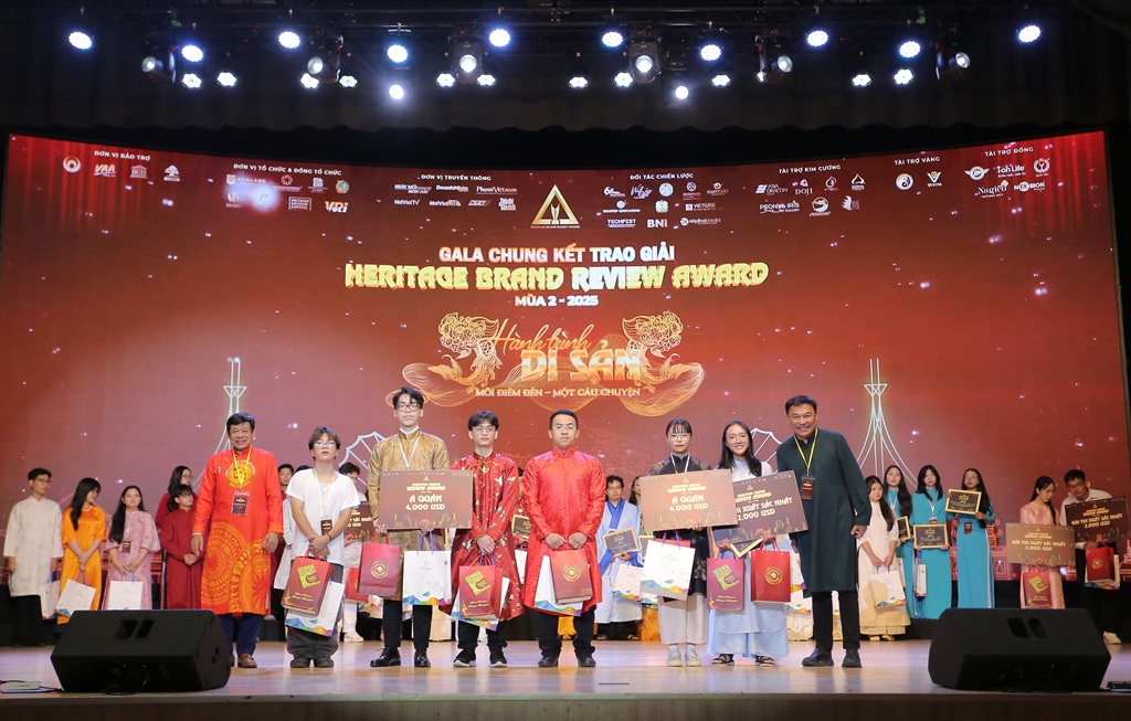 Giải Á quân 1, 2 đã được lần lượt trao cho video ca nhạc “Phở khô Gia Lai” của nhóm sinh viên ĐH Văn Lang - ĐH Hoa Sen (phải) và video ca nhạc “Xứ Huế” của nhóm sinh viên ĐH Văn Lang - ĐH Kiến trúc Hà Nội